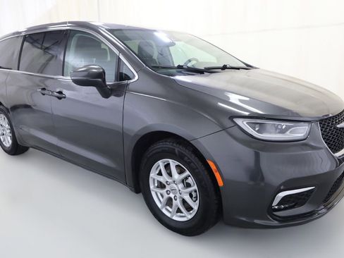 Used 2023 Chrysler Pacifica Touring-L FWD image 3