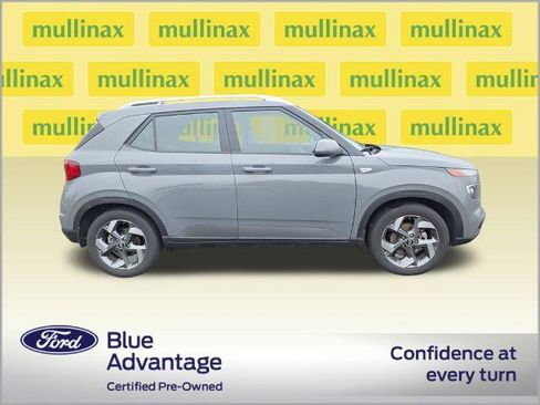 Used 2023 Hyundai Venue SEL FWD image 2