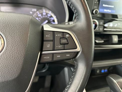 Used 2022 Toyota Highlander XLE image 16