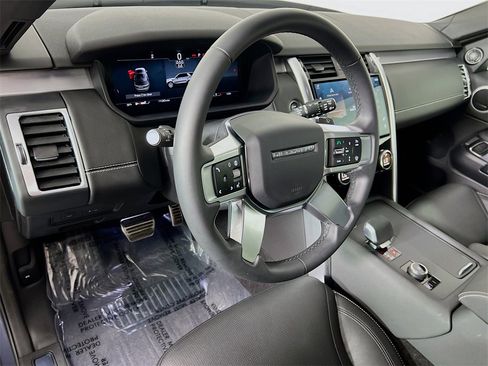 Used 2025 Land Rover Discovery Dynamic SE image 9
