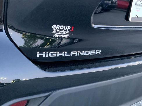 Used 2022 Toyota Highlander XLE AWD/4WD image 30