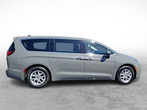 Used 2023 Chrysler Pacifica Touring-L FWD image 7