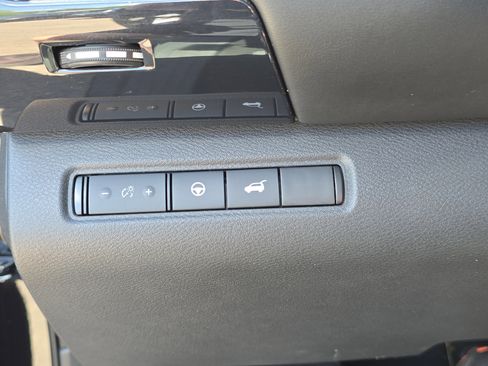 Used 2022 Nissan Pathfinder SV w/ SV Premium Package FWD image 31