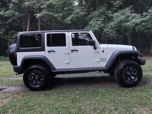 Used 2014 Jeep Wrangler Unlimited Sport w/ Quick Order Package 24S AWD/4WD image 2