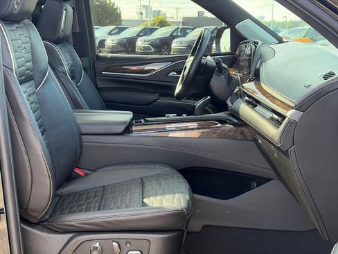 Used 2024 Cadillac Escalade Sport Platinum w/ LPO, ONYX Package AWD/4WD image 18