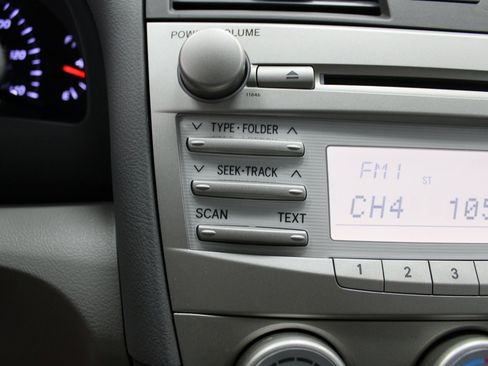 Used 2011 Toyota Camry LE image 42