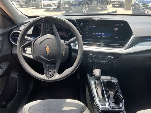 Used 2025 Chevrolet Trax LT FWD image 13
