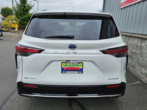 New 2025 Toyota Sienna Platinum image 4