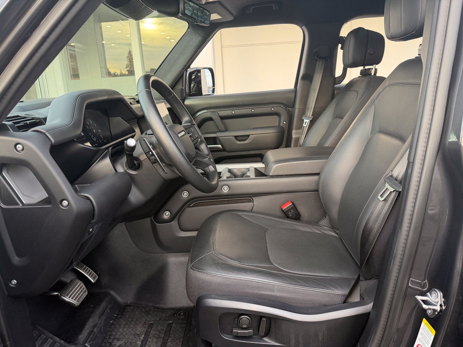 Used 2025 Land Rover Defender 110 V8 AWD/4WD image 15