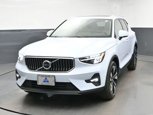 Used 2025 Volvo XC40 B5 Plus AWD/4WD image 3