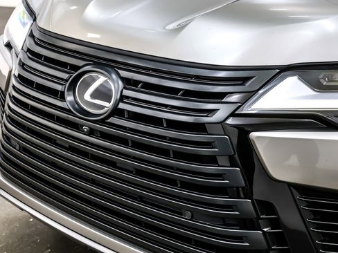Used 2022 Lexus LX 600 4WD w/ Luxury Package image 14