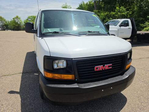 Used 2017 GMC Savana 3500 Extended RWD image 4