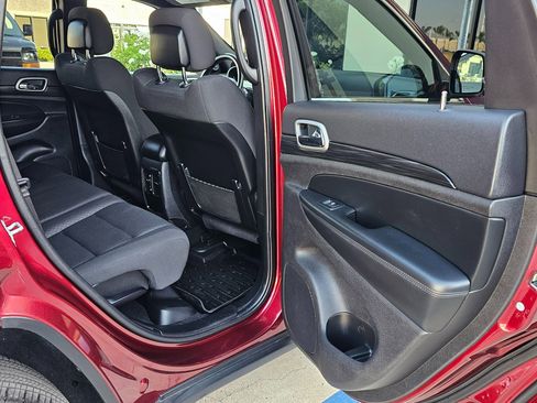 Used 2021 Jeep Grand Cherokee Laredo image 25