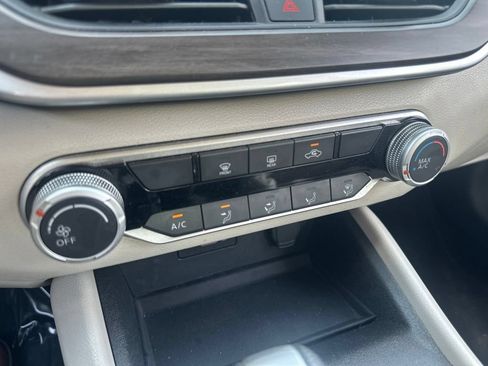 Used 2025 Nissan Altima 2.5 SV FWD image 14