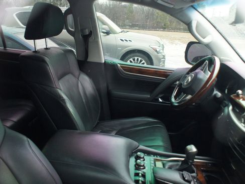 Used 2020 Lexus LX 570 4WD w/ Luxury Package image 3