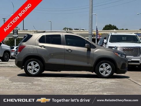Used 2022 Chevrolet Trax LT w/ LT Convenience Package FWD image 5