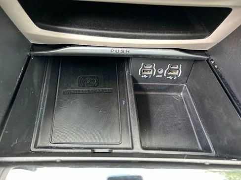Used 2023 Chrysler Pacifica Limited FWD image 33