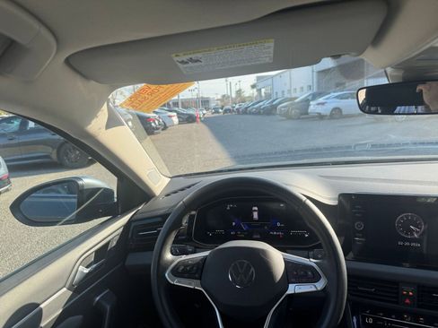 Used 2025 Volkswagen Jetta SE image 34