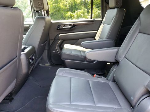 Used 2025 Chevrolet Suburban LT w/ Comfort Package RWD image 17