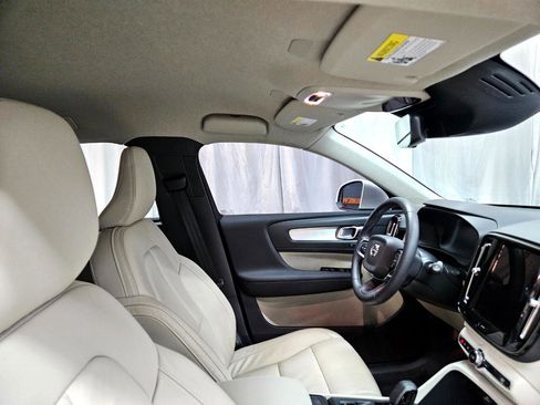Used 2022 Volvo XC40 T5 Momentum image 26