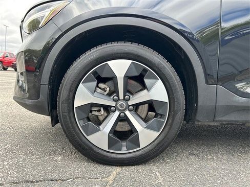 Used 2023 Volvo XC40 B4 Ultimate image 10