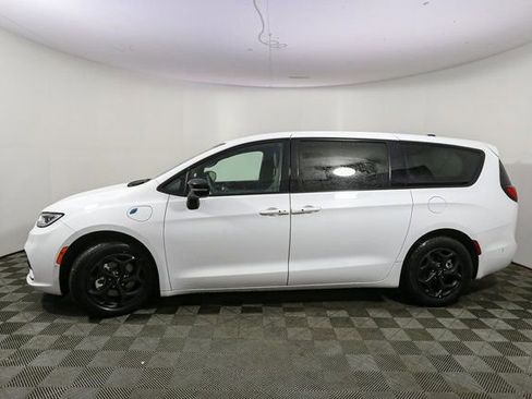 Used 2024 Chrysler Pacifica Select image 6