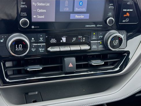 Used 2022 Toyota Highlander XLE FWD image 12