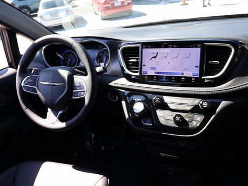 New 2026 Chrysler Pacifica Select image 13