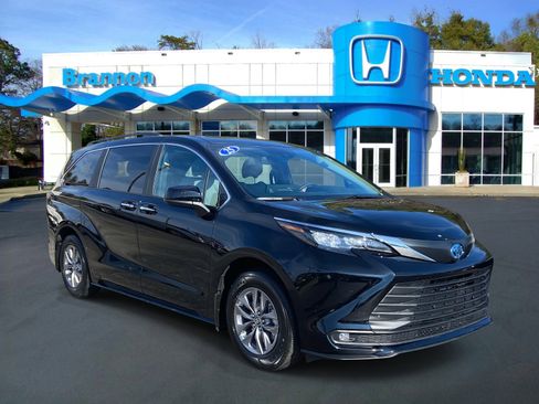 Used 2025 Toyota Sienna XLE image 1