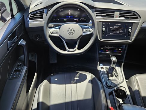 Certified 2024 Volkswagen Tiguan SE AWD/4WD image 11