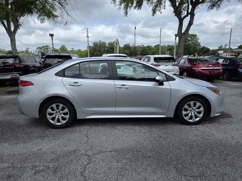 Used 2022 Toyota Corolla LE FWD image 2