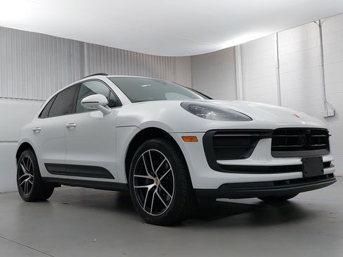 Used 2023 Porsche Macan image 9