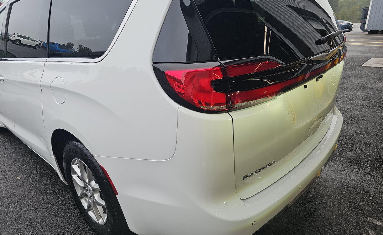 Used 2026 Chrysler Pacifica Select FWD image 6