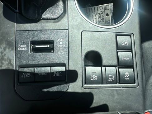 Used 2023 Toyota Highlander XLE image 28