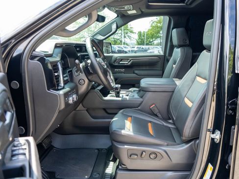Used 2025 GMC Sierra 1500 AT4 w/ Technology Package AWD/4WD image 11