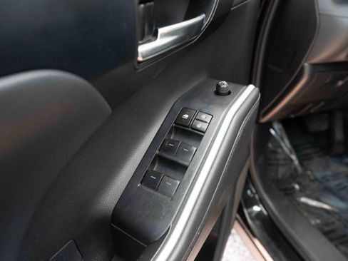 Used 2023 Toyota Highlander XLE image 7