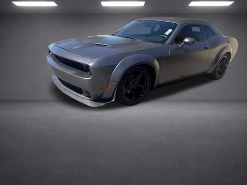 Used 2017 Dodge Challenger R/T RWD image 3