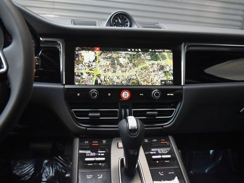 Certified 2025 Porsche Macan image 21