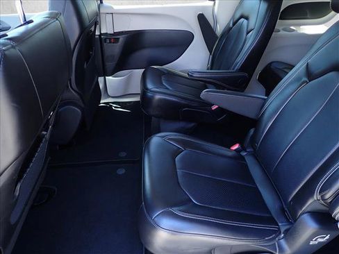 Used 2024 Chrysler Pacifica Touring-L FWD image 10
