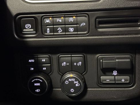 Used 2022 Chevrolet Suburban Z71 w/ Z71 Off-Road Package AWD/4WD image 19