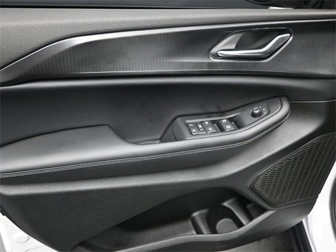 New 2025 Jeep Grand Cherokee Altitude image 11