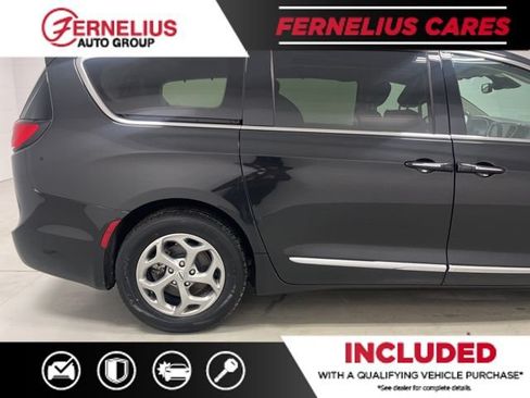 Used 2023 Chrysler Pacifica Limited FWD image 8
