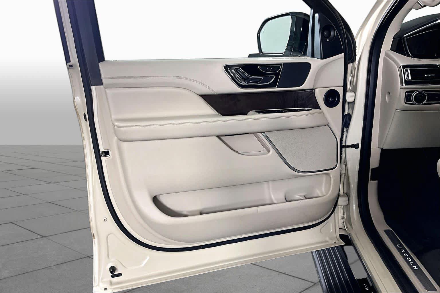 Used 2018 Lincoln Navigator Select w/ Cargo Package RWD image 20