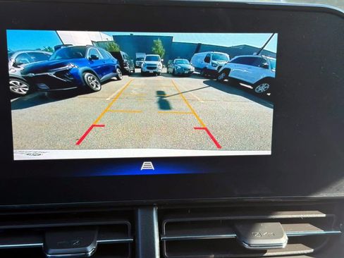 Used 2025 Chevrolet Trax RS FWD image 19