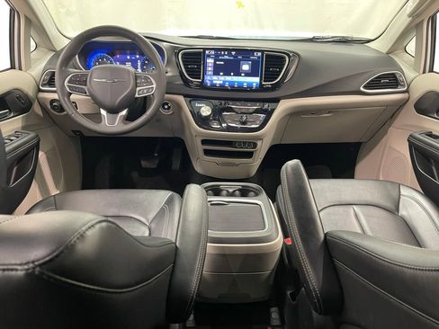 Used 2024 Chrysler Pacifica Touring-L image 30
