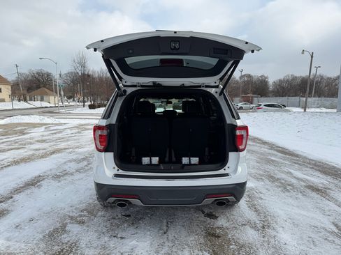 Used 2018 Ford Explorer XLT w/ Equipment Group 202A image 8