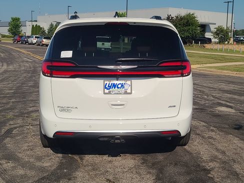 New 2026 Chrysler Pacifica Pinnacle w/ Trailer Tow Group AWD/4WD image 3