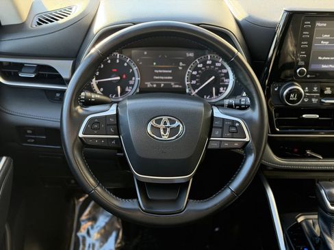 Used 2022 Toyota Highlander XLE image 17
