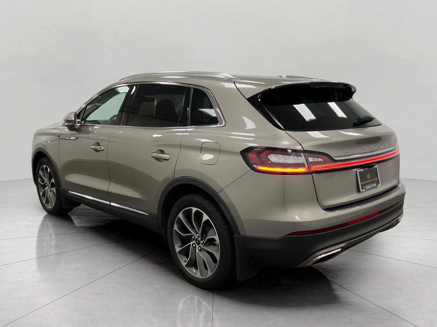 Used 2023 Lincoln Nautilus Reserve w/ Equipment Group 201A AWD/4WD image 8