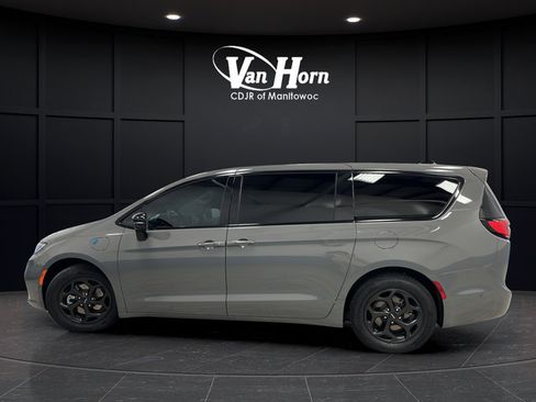 Used 2023 Chrysler Pacifica Limited w/ S Appearance Package FWD image 4